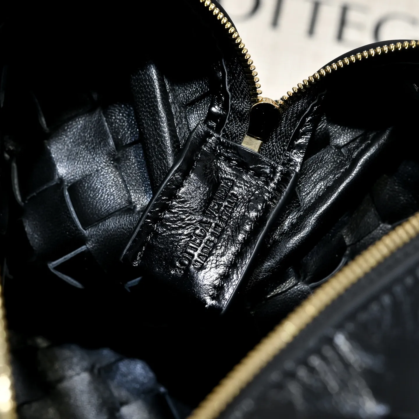 Batch 1660 𝗕𝗼𝘁𝘁𝗲𝗴𝗮 𝗩𝗲𝗻𝗲𝘁𝗮———— The latest version of the loop camera bag💥 from BV’s King of Cost-Effectiveness counter, large woven texture➕Ultra-high quality wax leather as always, with zippers, hardware decoration on both sides, adjustable drawstrings, it is especially suitable for the tummy💫It can hold anything, it is also very light, suitable🈴️for girls of all ages, size: 22*15*8cm, style number: 6126